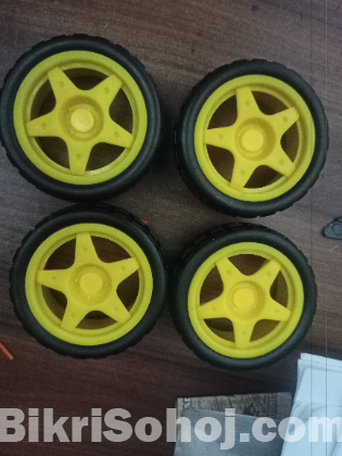 Gear motor with wheels